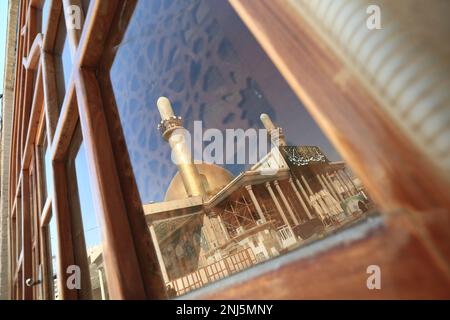 Samarra, Irak. 22nd févr. 2023. Vue sur la mosquée Al-Askari, lieu de repos des deux Imams Ali al-Hadi et Hassan al-Askari, à l'occasion du 17th anniversaire du bombardement du sanctuaire par des extrémistes en février 2006. Credit: Ameer Al-Mohammadawi/dpa/Alamy Live News Banque D'Images