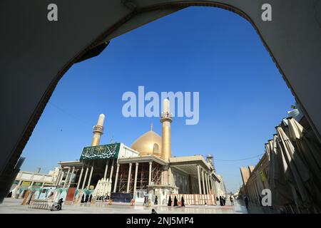 Samarra, Irak. 22nd févr. 2023. Vue générale de la mosquée Al-Askari, lieu de repos des deux Imams Ali al-Hadi et Hassan al-Askari, à l'occasion du 17th anniversaire du bombardement du sanctuaire par des extrémistes en février 2006. Credit: Ameer Al-Mohammadawi/dpa/Alamy Live News Banque D'Images