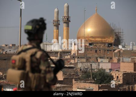 Samarra, Irak. 22nd févr. 2023. Un soldat se tient devant la mosquée Al-Askari, lieu de repos des deux Imams Ali al-Hadi et Hassan al-Askari, pendant le 17th anniversaire du bombardement du sanctuaire par des extrémistes en février 2006. Credit: Ameer Al-Mohammadawi/dpa/Alamy Live News Banque D'Images