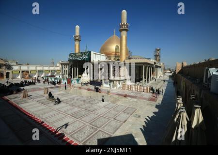 Samarra, Irak. 22nd févr. 2023. Vue générale de la mosquée Al-Askari, lieu de repos des deux Imams Ali al-Hadi et Hassan al-Askari, à l'occasion du 17th anniversaire du bombardement du sanctuaire par des extrémistes en février 2006. Credit: Ameer Al-Mohammadawi/dpa/Alamy Live News Banque D'Images