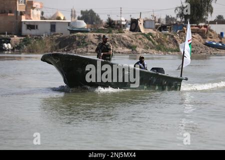 Samarra, Irak. 22nd févr. 2023. Des soldats patrouillent dans l'eau près de la mosquée Al-Askari, lieu de repos des deux Imams Ali al-Hadi et Hassan al-Askari, pendant le 17th anniversaire du bombardement du sanctuaire par des extrémistes en février 2006. Credit: Ameer Al-Mohammadawi/dpa/Alamy Live News Banque D'Images