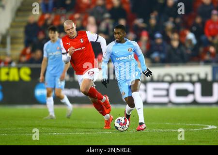 AESSEAL New York Stadium, Rotherham, Angleterre - 21st février 2023 Abdoullah Ba (17) de Sunderland s'éloigne de Georgie Kelly (12) de Rotherham United - pendant le match Rotherham v Sunderland, Sky Bet Championship, 2022/23, AESSEAL New York Stadium, Rotherham, Angleterre - 21st février 2023 Credit: Arthur Haigh/Roseamy Live photos Banque D'Images