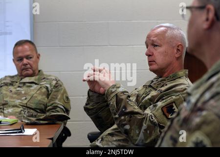 Le lieutenant-général Jon Jensen, directeur de la Garde nationale de l'Armée de terre, s'entretient avec les dirigeants de la Garde nationale du Michigan pendant le bref de l'exercice Northern Strike à Camp Grayling, Michigan, le vendredi 5 août 2022. Jensen était en visite à l'exercice pour parler aux participants et observer la formation qui comprend environ 9 000 membres du service américain provenant de multiples succursales et partenaires étrangers. Banque D'Images