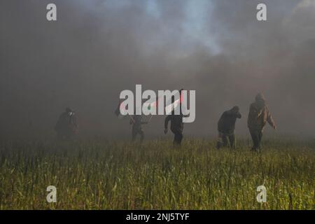 Gaza, Palestine. 22nd févr. 2023. (INT) les Palestiniens manifestent aux frontières de la bande de Gaza. 22 février 2023, Gaza, Palestine : la jeunesse palestinienne a mis le feu à des pneus en caoutchouc sur les frontières orientales de la bande de Gaza, pour exprimer sa colère contre l'armée israélienne qui a tué 10 Palestiniens à Naplouse cet après-midi. Credit : Saher Alghorra/Thenews2 (Foto: Saher Elghorra/TheNews2/Zumapress) (Credit image: © Saher Elghorra/TheNEWS2 via ZUMA Press Wire) USAGE ÉDITORIAL SEULEMENT! Non destiné À un usage commercial ! Crédit : ZUMA Press, Inc./Alay Live News Banque D'Images