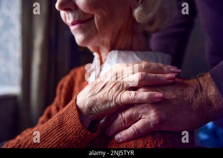 Gros plan d'un couple Senior à la maison avec un homme mettant la main rassurante sur l'épaule de la femme Banque D'Images