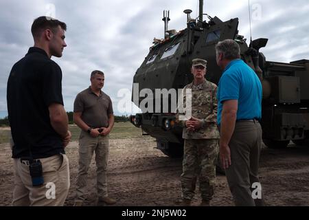 Le lieutenant-général Jon Jensen, directeur de la Garde nationale de l'Armée, parle avec Lucas Hunter, à droite, un technicien des États-Unis Commandement du développement des capacités de combat de l'armée, Centre de l'aviation et des missiles et autres membres du PERSONNEL DU DEVCOM, au sujet des améliorations apportées au SImars lors de l'exercice Northern Strike à Camp Grayling, au Michigan, le vendredi 5 août 2022. Banque D'Images