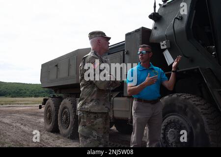 Le lieutenant-général Jon Jensen, directeur de la Garde nationale de l'Armée de terre, parle avec un technicien des États-Unis Commandement du développement des capacités de combat de l'armée, Centre de l'aviation et des missiles, sur les améliorations apportées au système HImars en cours d'essai à l'exercice Northern Strike à Camp Grayling, Michigan, le vendredi 5 août 2022. Banque D'Images