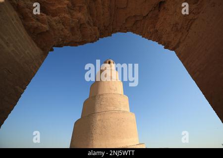 Samarra, Irak. 22nd févr. 2023. Une vue sur le Minaret de Malwiya en spirale, un monument national iraquien précieux du milieu du neuvième siècle. Credit: Ameer Al-Mohammadawi/dpa/Alamy Live News Banque D'Images