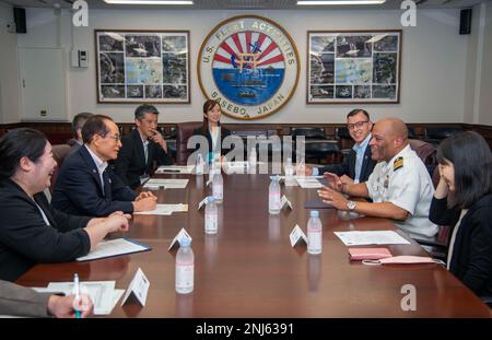 Le capitaine David Adams, commandant, activités de la flotte Sasebo (CFAS), s'entretient avec le maire de Sasebo, Norio Tomonaga, lors d'une réunion au CFAS le 5 août 2022. Adams et Tomonoga se réunissent périodiquement pour discuter des questions qui touchent le CFAS et la ville de Sasebo afin de maintenir une communication ouverte et de favoriser la bonne volonté mutuelle. Banque D'Images