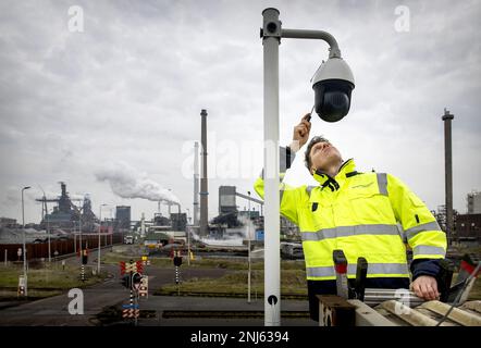 VELSEN-NOORD - Une caméra du service environnemental est installée pour surveiller une usine de Tata Steel. Le service veut utiliser les caméras pour détecter les problèmes de combustion du coke à un stade précoce. Le coke, un type de charbon, est utilisé dans les fours de soufflage pour la production d'acier. Ce processus libère des substances nocives. ANP KOEN VAN WEEL pays-bas hors - belgique hors Banque D'Images