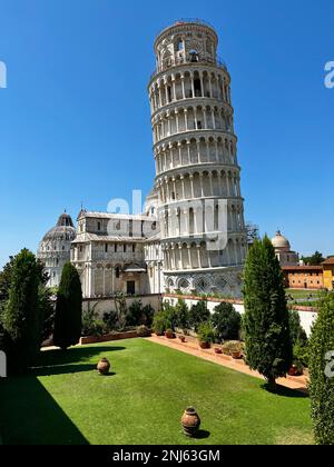 Vue sur la Tour penchée de Pise avec le Duomo et le Baptistère en arrière-plan Banque D'Images