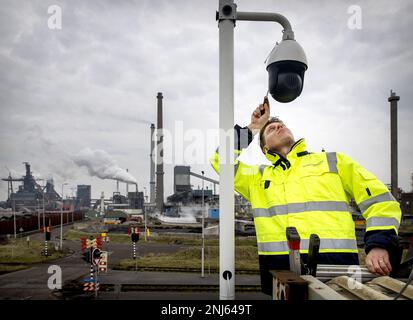 VELSEN-NOORD - Une caméra du service environnemental est installée pour surveiller une usine de Tata Steel. Le service veut utiliser les caméras pour détecter les problèmes de combustion du coke à un stade précoce. Le coke, un type de charbon, est utilisé dans les fours de soufflage pour la production d'acier. Ce processus libère des substances nocives. ANP KOEN VAN WEEL pays-bas hors - belgique hors Banque D'Images