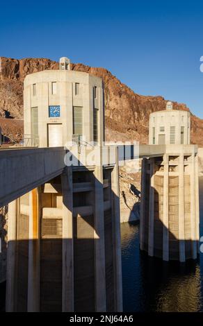 Tours du barrage Hoover avec ponts pédestres Banque D'Images