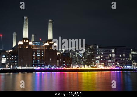 Les cheminées de la nouvelle station électrique de Battersea sont éclairées et un spectacle de lumière sur le front de rivière avec une œuvre d'art lumineuse bondissant. Banque D'Images