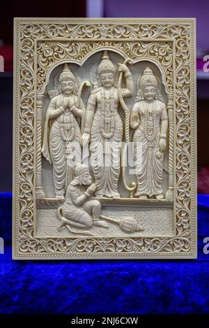 Photo d'une sculpture en pierre de Dieu hindou lord Rama, Lakshmana, Sita et Hanuman idoles exposées dans une boutique à vendre en arrière-plan flou. Art indien, Banque D'Images