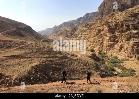 Marcheurs de la Réserve de biosphère de Dana, Wadi Dana, centre-sud de la Jordanie, Moyen-Orient. La plus grande réserve naturelle de Jordanie Banque D'Images