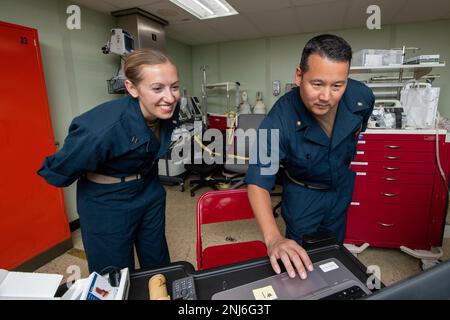PUERTO PRINCESA, Philippines (5 août 2022) – Lt. Cmdr. Kenneth Sierleja, de Schertz (Texas), à droite, et le lieutenant Elizabeth Jeffers, du Brésil (Indiana), organisent un atelier d'unité de soins intensifs (USI) à bord du navire-hôpital USNS Mercy (T-AH 19) du Commandement du Sealift militaire pendant le Pacific Partnership 2022. En 17th ans, le Partenariat Pacifique est la plus importante mission multinationale annuelle d'aide humanitaire et de préparation aux secours en cas de catastrophe menée dans l'Indo-Pacifique. Banque D'Images