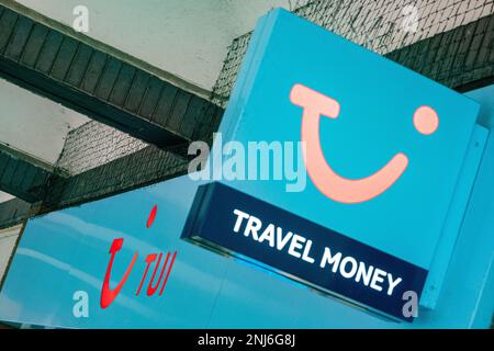 L'agent de voyage TUI avec Travel Money signe sur le mur extérieur du Royaume-Uni Banque D'Images