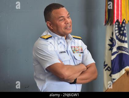 Le sous-ministre Michael Johnston, commandant du neuvième district de la Garde côtière, partage une blague avec le personnel actif et de la réserve lors d'un rassemblement de toutes les mains à Station Grand Haven, au Michigan, le 5 août 2022. La réunion a eu lieu pendant le Festival de la Garde côtière de Grand Haven. ÉTATS-UNIS Photo de la Garde côtière par le maître en chef John Masson. Banque D'Images