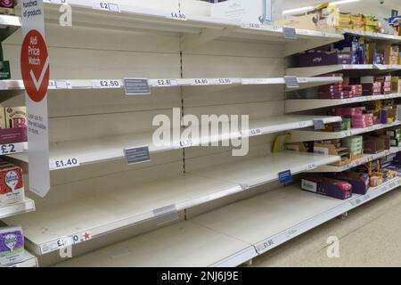 Londres, Royaume-Uni, 22 février 2023 : dans une grande succursale de Tesco à Clapham, dans le sud de Londres, les problèmes de chaîne d'approvisionnement signifient que seulement quelques-uns des œufs les plus chers restent en vente comme tous les autres sont vendus. Le même problème s'est produit dans la branche locale de Sainsbury's. Anna Watson/Alay Live News Banque D'Images