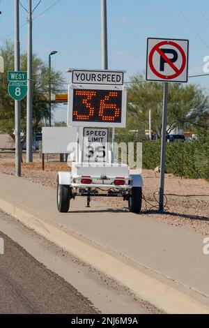 panneau de limite de vitesse mobile sur une remorque avec détecteur de vitesse et affichage électronique de la vitesse sur le côté de la route pour alerter les conducteurs d'une éventuelle vitesse Banque D'Images