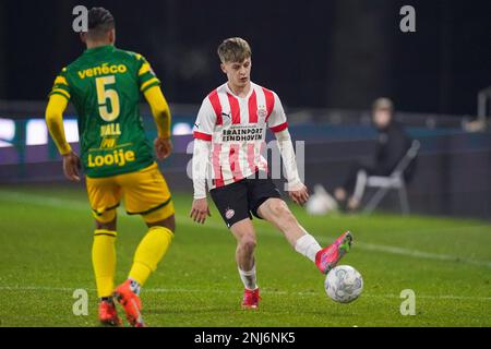 EINDHOVEN, PAYS-BAS - FÉVRIER 13: Denzel Hall de l'ADO Den Haag bataille pour le bal avec Renzo Tytens du PSV U23 pendant le match hollandais Keukenkampiodivision entre Jong PSV et l'ADO Den Haag au campus du PSV de Herdgang sur 13 février 2023 à Eindhoven, pays-Bas (photo de Joris Verwijst/Orange Pictures) Banque D'Images