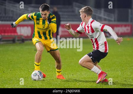 EINDHOVEN, PAYS-BAS - FÉVRIER 13: Amar Catic de l'ADO Den Haag bataille pour le ballon avec Renzo Tytens du PSV U23 pendant le match néerlandais Keukenkampioendivisiie entre Jong PSV et ADO Den Haag au campus du PSV de Herdgang sur 13 février 2023 à Eindhoven, pays-Bas (photo de Joris Verwijst/Orange Pictures) Banque D'Images