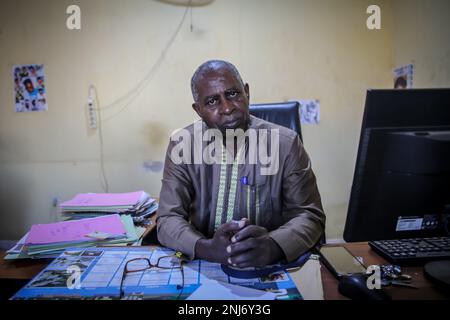 Yora Kane, secrétaire général de SAGMS, syndicat sénégalais des gens de mer affilié à la Fédération internationale des travailleurs des transports, est présent dans son bureau. Les pêcheurs sénégalais tentent de s'organiser et de prendre des positions plus dures contre le gouvernement en raison des inquiétudes concernant la surpêche des chalutiers industriels étrangers. Ils disent que le manque de poissons disponibles pour la capture les oblige à utiliser leurs bateaux pour migrer en Europe. Banque D'Images
