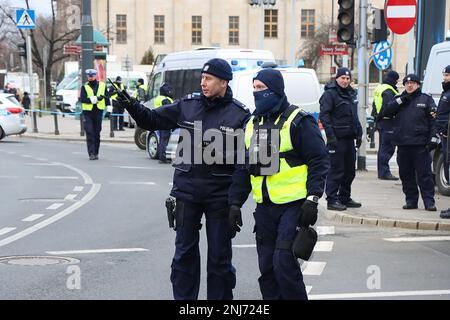 Varsovie, Pologne. 21st févr. 2023. Des policiers se tiennent devant le palais présidentiel lors de la visite du président américain Biden en Pologne, à Varsovie, en Pologne, mardi, 21 février 2023. Photo par police polonaise/crédit UPI: UPI/Alay Live News Banque D'Images