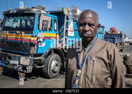 Dakar, Sénégal. 29th janvier 2023. Yora Kane, secrétaire générale de SAGMS, syndicat sénégalais des gens de mer affilié à la Fédération internationale des travailleurs des transports. Les pêcheurs sénégalais tentent de s'organiser et de prendre des positions plus dures contre le gouvernement en raison des inquiétudes concernant la surpêche des chalutiers industriels étrangers. Ils disent que le manque de poissons disponibles pour la capture les oblige à utiliser leurs bateaux pour migrer en Europe. (Credit image: © Sally Hayden/SOPA Images via ZUMA Press Wire) USAGE ÉDITORIAL SEULEMENT! Non destiné À un usage commercial ! Banque D'Images