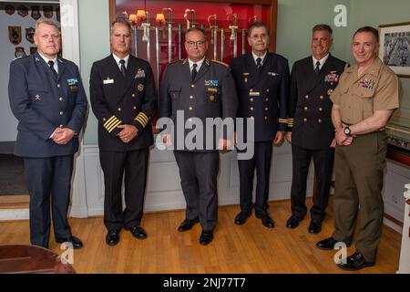 220805-N-PC065-3064 STOCKHOLM (5 août 2022) – membres des États-Unis Marine, États-Unis Le corps marin et les forces armées suédoises posent pour une photo de groupe au Palais royal de Stockholm, le 5 août 2022. Le capitaine Eric Kellum, au centre à gauche, commandant du navire de transport amphibie de classe San Antonio USS Arlington (LPD 24) a rencontré le lieutenant-général Michael Claesson, au centre, chef des opérations conjointes des forces armées suédoises, lors d'une visite portuaire prévue à Stockholm. Le Groupe de préparation amphibie Kearsarge et l'unité expéditionnaire maritime 22nd, sous le commandement et le contrôle de la Force opérationnelle 61/2, sont en cours de déploiement Banque D'Images