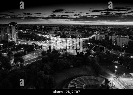 Vue de dessus de l'autoroute, le trafic routier une importante infrastructure Banque D'Images