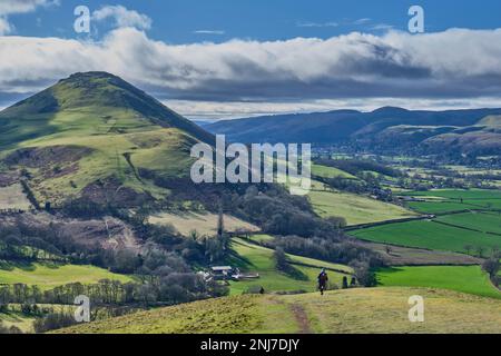 Marcheurs descendant vers Comley depuis le sommet de la Lawley, avec Little Caradoc et Caer Caradoc et le long Mynd devant, près de Church Stretton, S. Banque D'Images