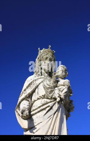 Une statue d'une Vierge Marie couronnée tenant le bébé Jésus dans ses bras. Banque D'Images