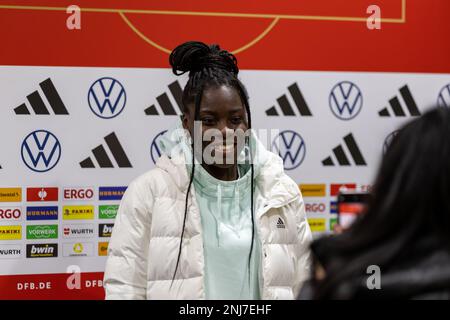 Deutschland, Duisburg, 21/02/2023, Nicole Anyomi (Deutschland, 25) dans Mixed-zone After Match - Freuen gegen Schweden / Friendlymatch German Womens Nationalteam contre la suède à 21.02.2023 (Deutschland, Duisburg, Schauinsland-Reisen-Arena) - Credit: Alamy/ Bruenjes Banque D'Images