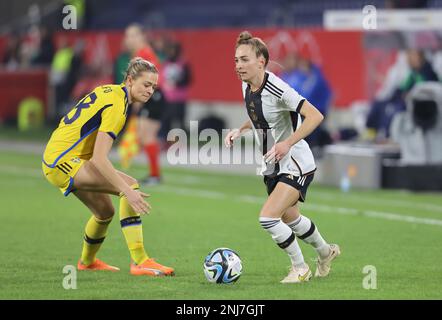 Duisburg, Allemagne. 21st févr. 2023. Fridonlina Rolfoe (SWE), Sophia Kleheryne (GER), match de football féminin, Allemagne contre Suède, Duisburg, 21.02.2023. Credit: Juergen Schwarz/Alay Live News Banque D'Images