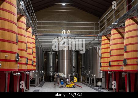 Grands fûts modernes en bois pour le processus de fermentation du vin, fabrication de vin rouge et blanc dans la région de la Rioja, Espagne Banque D'Images