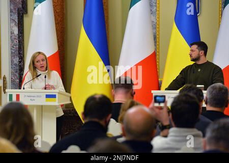 KIEV, UKRAINE - FÉVRIER 2023 - le président du Conseil des ministres de la République italienne Giorgia Meloni et le président de l'Ukraine Volodymyr Zelenskyy sont représentés lors d'une conférence de presse commune, Kiev, capitale de l'Ukraine. Banque D'Images