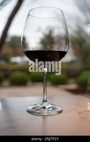 Dégustation de vins rouges de reserva rioja, visite de cave à Haro, capitale de la région viticole de Rioja, Espagne Banque D'Images