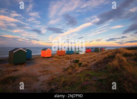 La plage colorée hute à Findhorn sous un beau ciel grand. Banque D'Images