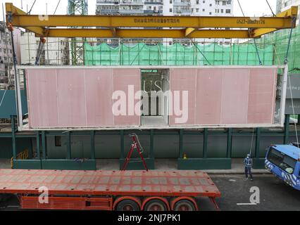 Le démantèlement de Nam Cheong 220, le premier projet de logement de transition adoptant la technologie de construction modulaire intégrée (MIC). 18FEB23 SCMP/Yik Yeung-man Banque D'Images