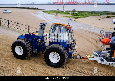 L'équipage du bateau New Brighton récupère le bateau pour remonter la plage avec un tracteur tractant la côte sur une remorque après avoir effectué un sauvetage en mer Banque D'Images