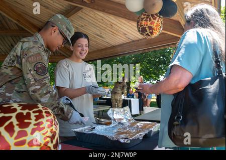 Des bénévoles servent de la nourriture pendant la journée de l'unité à la base aérienne de Fairchild, Washington, 5 août 2022. La Journée de l'unité a eu une grande variété de nourriture provenant de différentes cultures pour célébrer la diversité des membres du service et de leurs familles. Banque D'Images