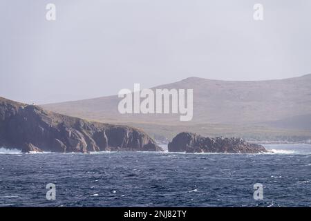 Le phare automatisé sur les falaises de Cape Horn est le feu d'avertissement le plus au sud Banque D'Images