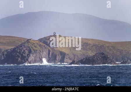 Monument sur les falaises de Cape Horn dépeint albatros en vol Banque D'Images