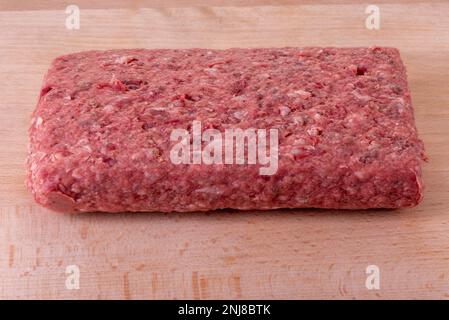 Rolata de viande hachée brute sur une planche à découper en bois, idéal pour le farce Banque D'Images