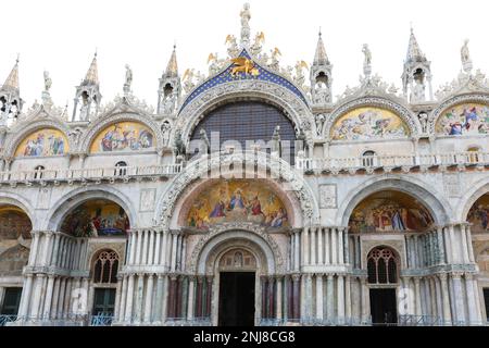 Venise, VE, Italie - 18 mai 2020 : façade de la marque Saint également appelée basilique saint-marc à venise en italie sans personnes Banque D'Images