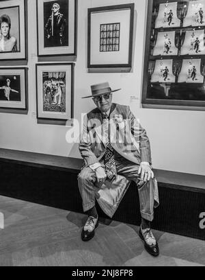 Soho George aka George Skeggs, très élégant, lors de la soirée de lancement de l'exposition « Roll Over Beethoven » à la légendaire galerie d'images de Piccadilly. Banque D'Images