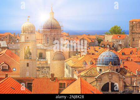 Paysage urbain d'été - vue sur les toits de la vieille ville de Dubrovnik avec l'église de Saint Blaise et la cathédrale de l'Assomption, Croatie Banque D'Images