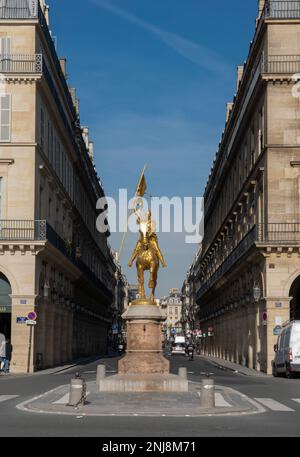 Paris - France,France - 02 21 2023: La statue de Jeanne d'Arc Paris de la place des pyramides en contre-jour Banque D'Images